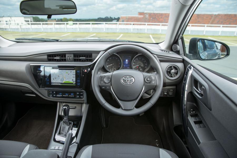  Toyota Auris Touring Sports 2015 года  (UK) (фото 9 из 20)